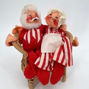 1971 ANNALEE Santa And Mrs. Claus Relaxing‎ On A Wicker Loveseat Hugging